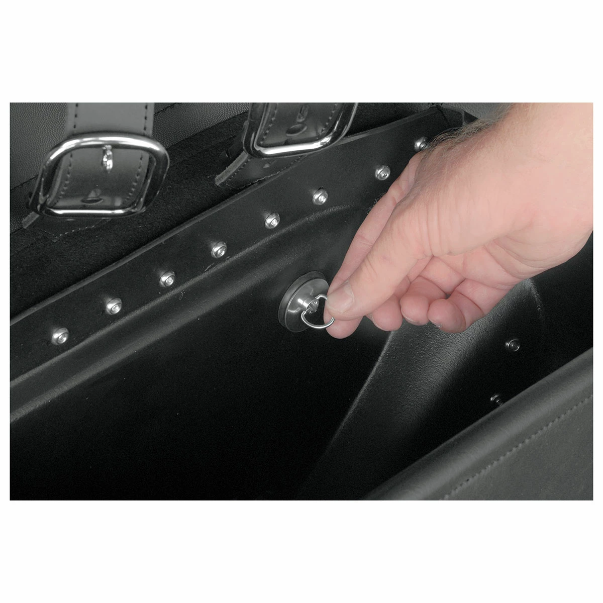 Saddlemen S4 Rigid-Mount Quick-Detach Drifter Slant Saddlebags 6 Saddlemen S4 Rigid-Mount Quick-Detach Drifter Slant Saddlebags - Image 4